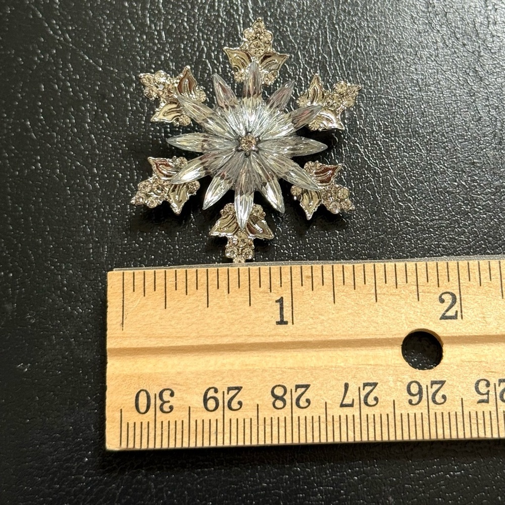Snowflake Brooch Silver Tone With Clear Crystals New - Picture 2 of 4